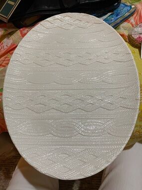 Tommy Bahama White Egg Shaped Melamine Platter. Doesn’t seem used. Textured EC